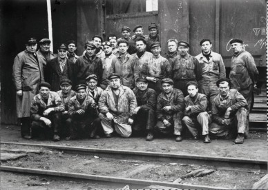 Latour--hommes des wagons.jpg